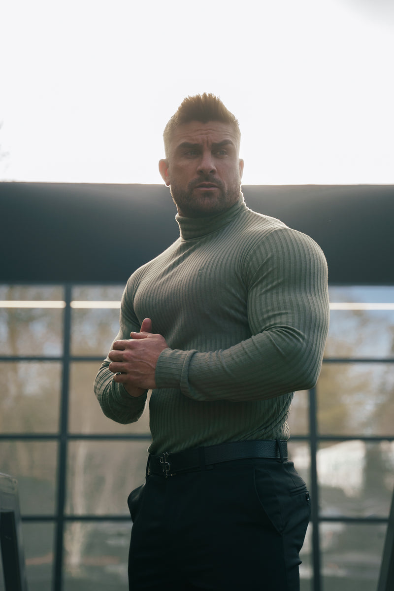 Klassischer Rollkragenpullover aus olivgrünem Rippstrick von Father Sons – FSH1300