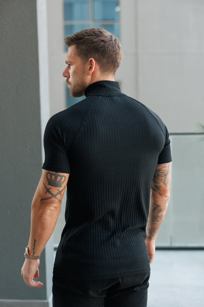 Klassisches schwarzes geripptes Raglan-Shirt mit Stehkragen und Reißverschluss, kurzärmligem Rundhalsausschnitt von Father Sons – FSH729 (VORBESTELLUNG 21. DEZEMBER)