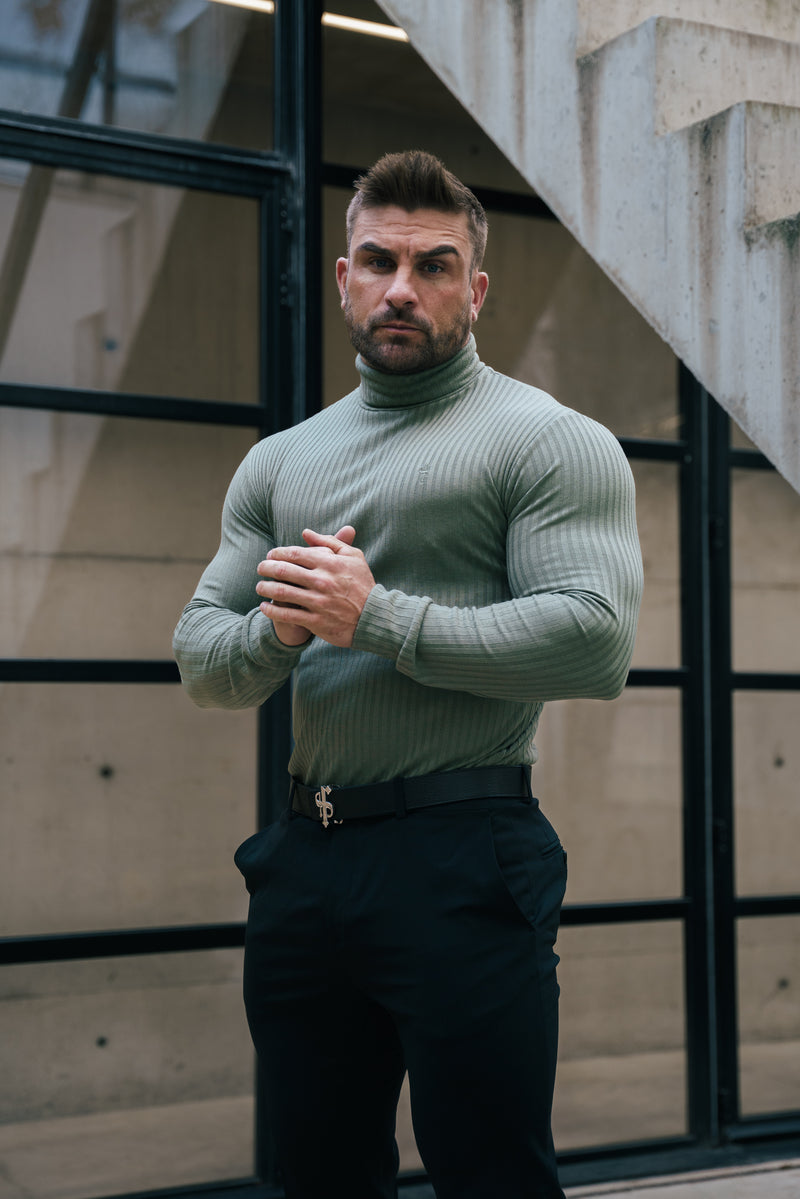 Klassischer Rollkragenpullover aus olivgrünem Rippstrick von Father Sons – FSH1300