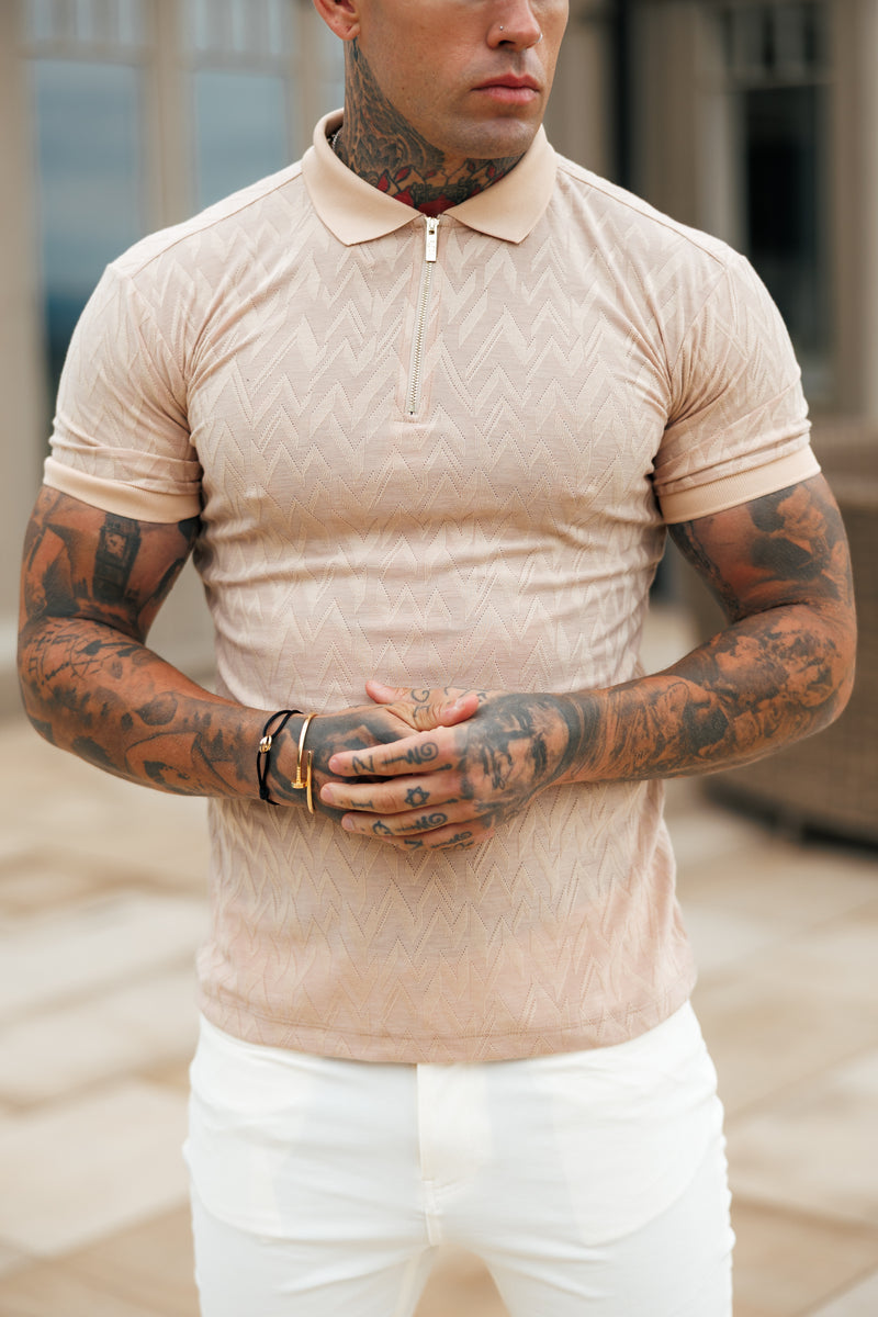 Klassisches Jacquard-Poloshirt mit Chevron-Muster und Reißverschluss in Beige von Father Sons – FSR023