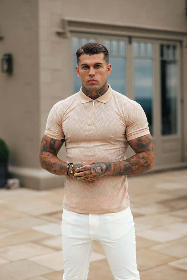 Klassisches Jacquard-Poloshirt mit Chevron-Muster und Reißverschluss in Beige von Father Sons – FSR023