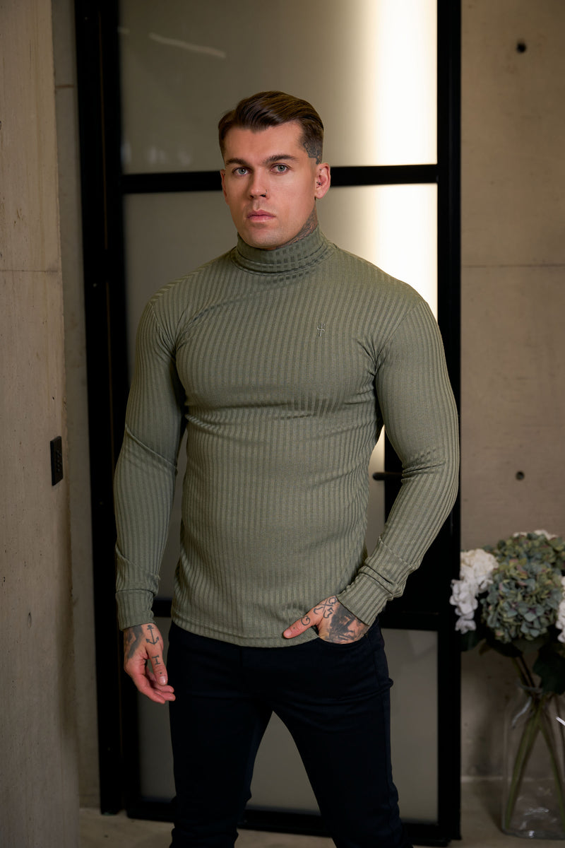 Klassischer Rollkragenpullover aus olivgrünem Rippstrick von Father Sons – FSH1300
