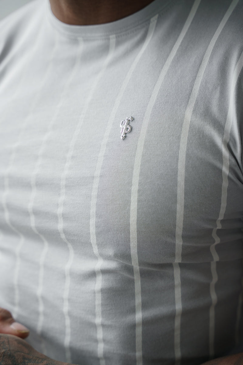 Tailliertes T-Shirt mit hellgrau/weiß gestreiftem Aufdruck „Vater und Söhne“ – FSH1172 (VORBESTELLUNG 16. MAI)