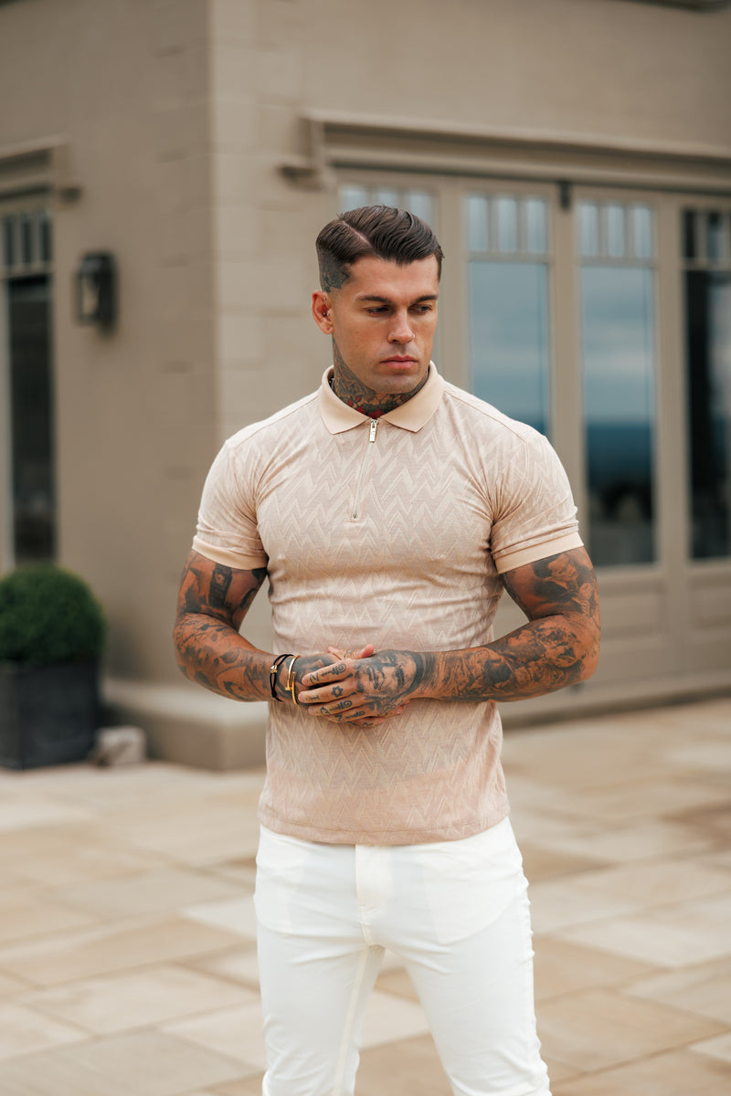 Klassisches Jacquard-Poloshirt mit Chevron-Muster und Reißverschluss in Beige von Father Sons – FSR023