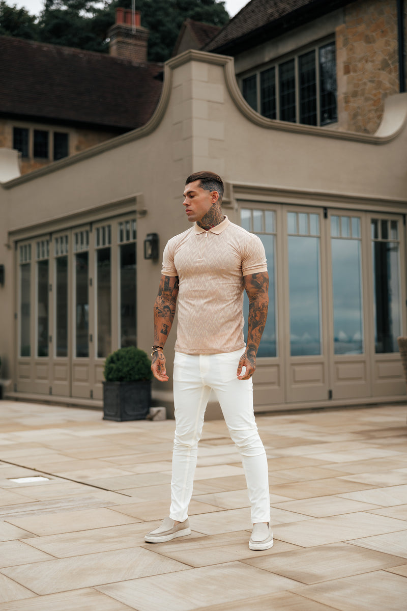 Klassisches Jacquard-Poloshirt mit Chevron-Muster und Reißverschluss in Beige von Father Sons – FSR023