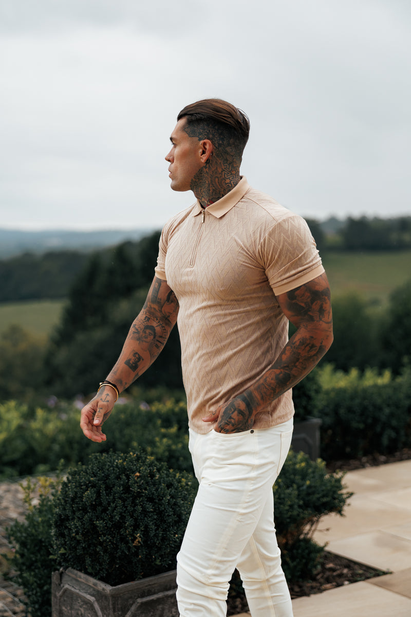 Klassisches Jacquard-Poloshirt mit Chevron-Muster und Reißverschluss in Beige von Father Sons – FSR023