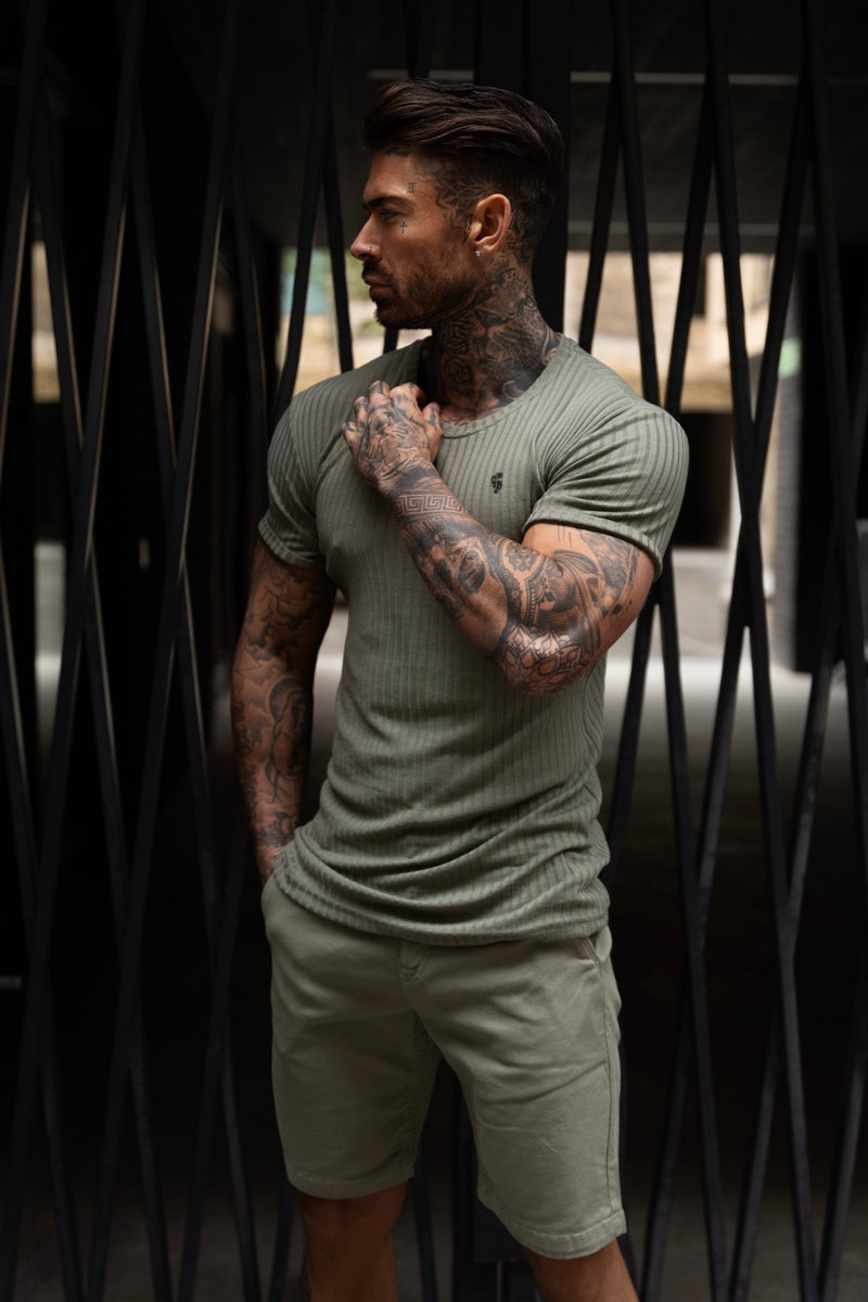 Father Sons Klassisches, oliv/schwarzes, superschlankes, kurzärmliges Rundhals-Strickshirt mit Rippenmuster – FSH1089