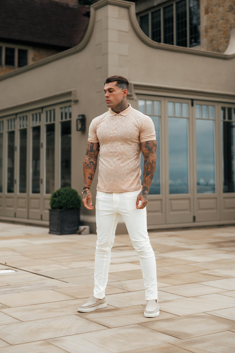 Klassisches Jacquard-Poloshirt mit Chevron-Muster und Reißverschluss in Beige von Father Sons – FSR023