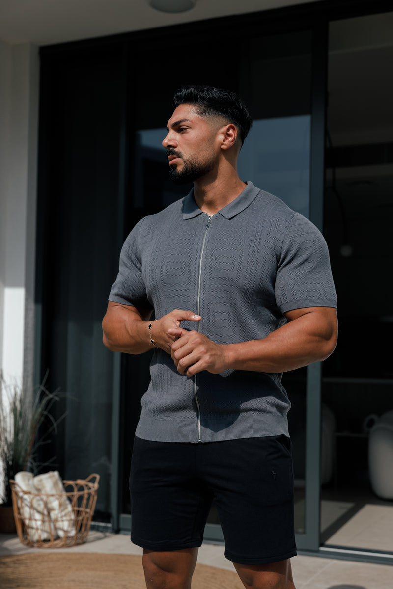 Father Sons - Klassisches Strick-Oberteil mit Geo-Design und durchgehendem Reißverschluss, Gunmetal, Kurzarm - FSN150