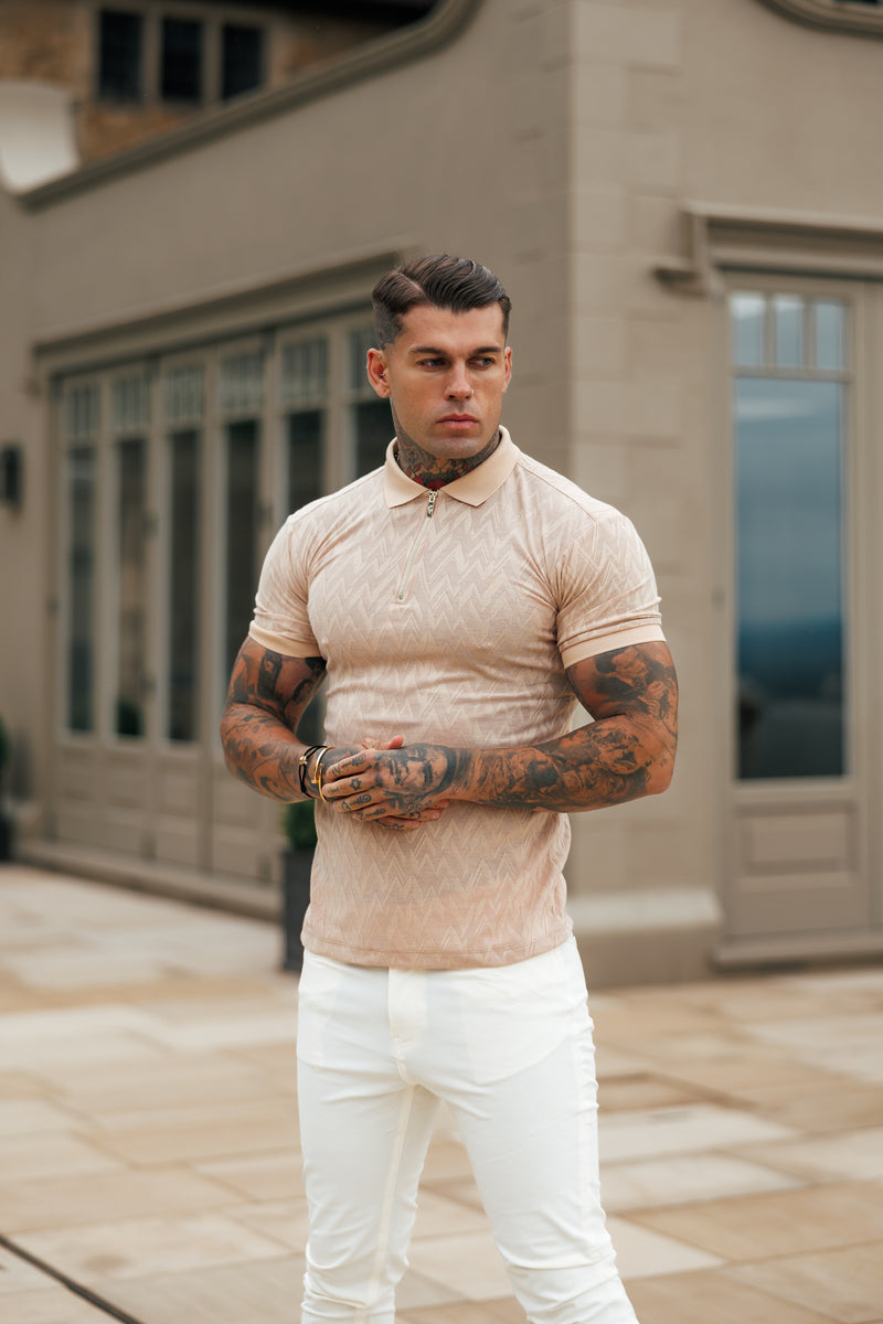 Klassisches Jacquard-Poloshirt mit Chevron-Muster und Reißverschluss in Beige von Father Sons – FSR023