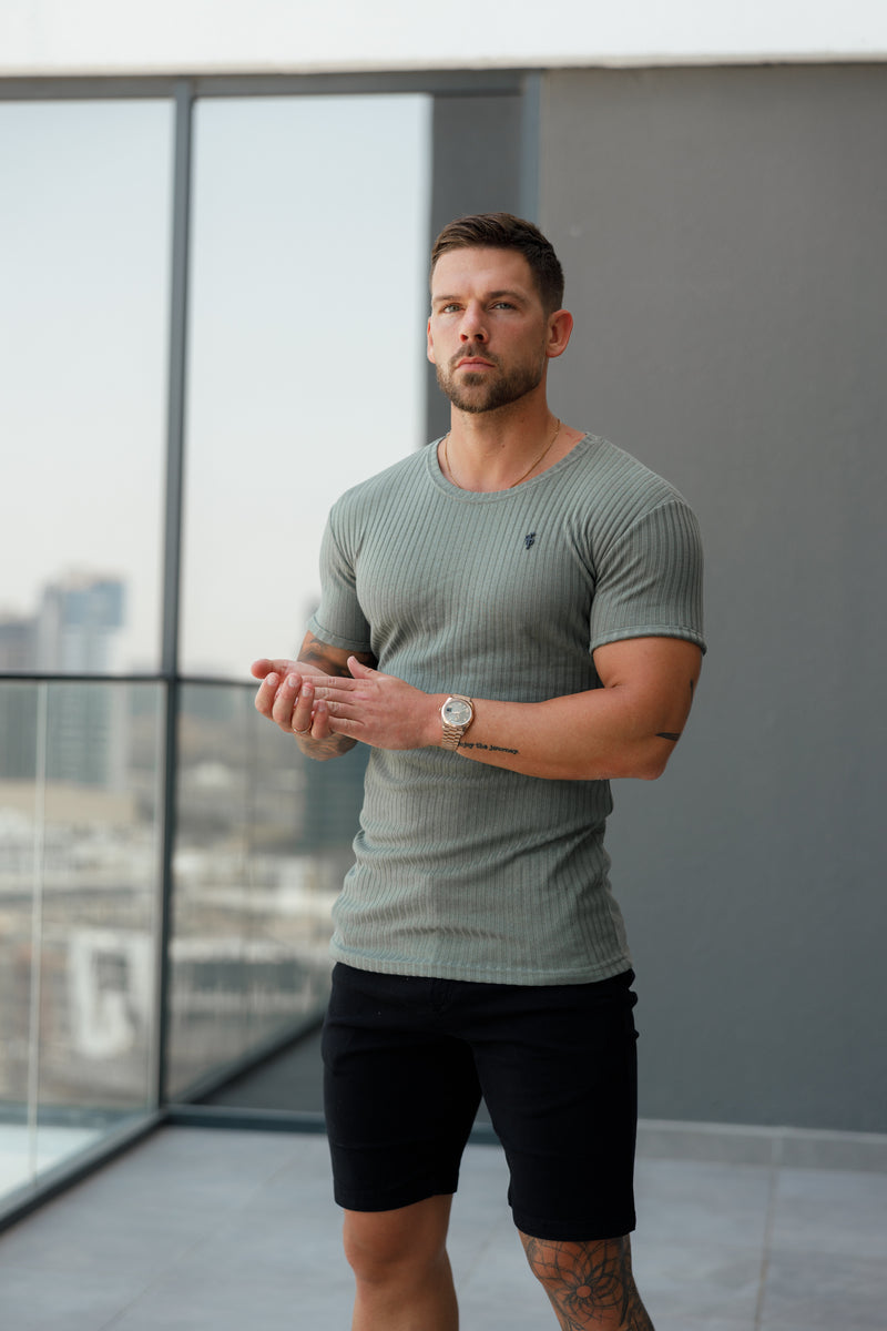 Father Sons Klassisches, oliv/schwarzes, superschlankes, kurzärmliges Rundhals-Strickshirt mit Rippenmuster – FSH1089