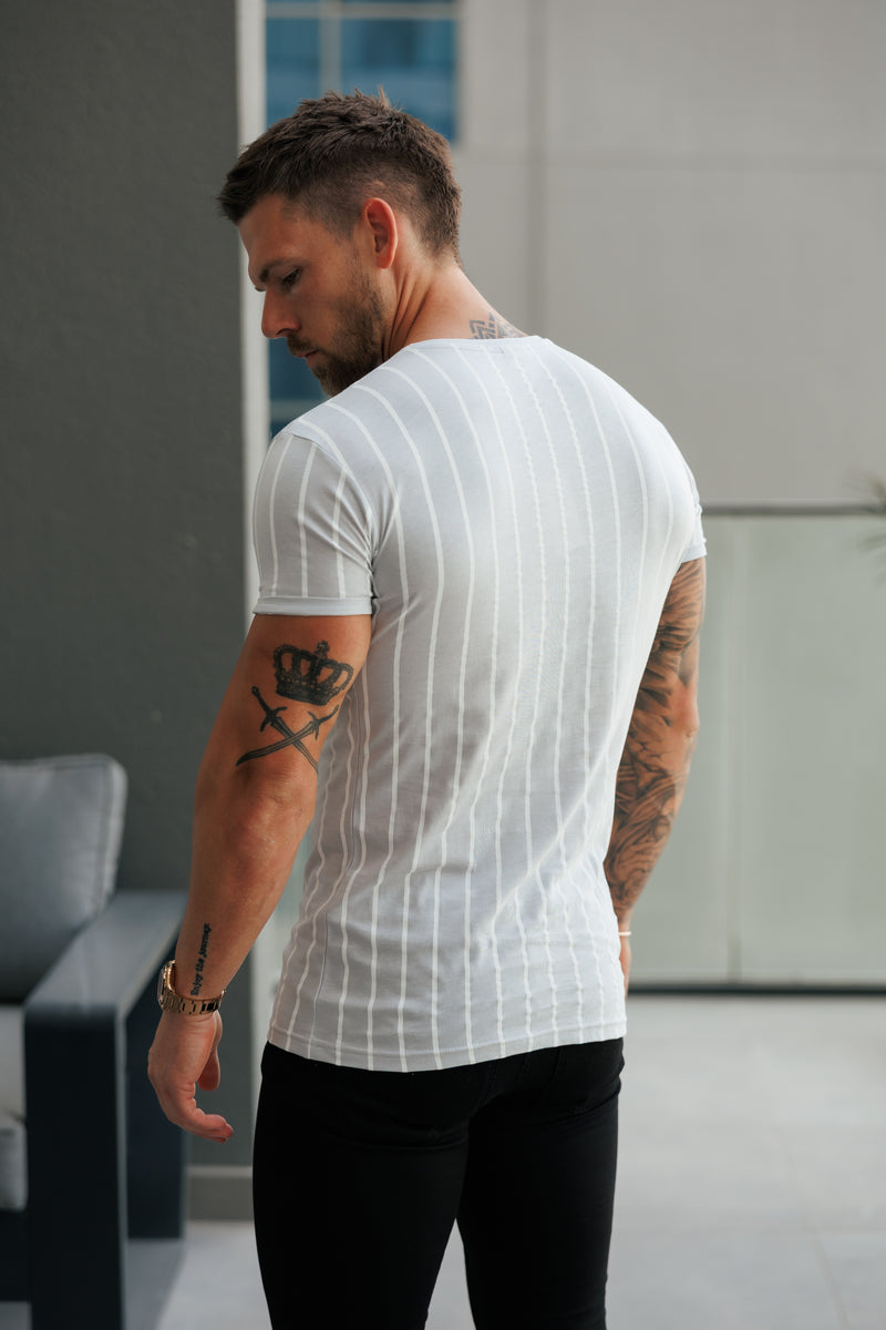 Tailliertes T-Shirt mit hellgrau/weiß gestreiftem Aufdruck „Vater und Söhne“ – FSH1172 (VORBESTELLUNG 16. MAI)