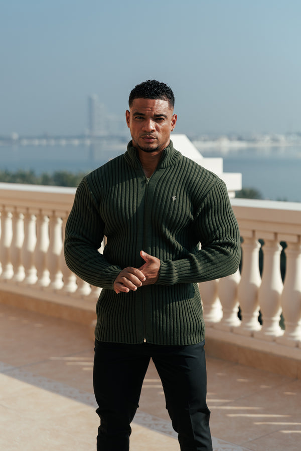 Grob gerippter Cardigan mit Reißverschluss und goldenem Emblem für Vater und Sohn in Olivgrün – FSJ095