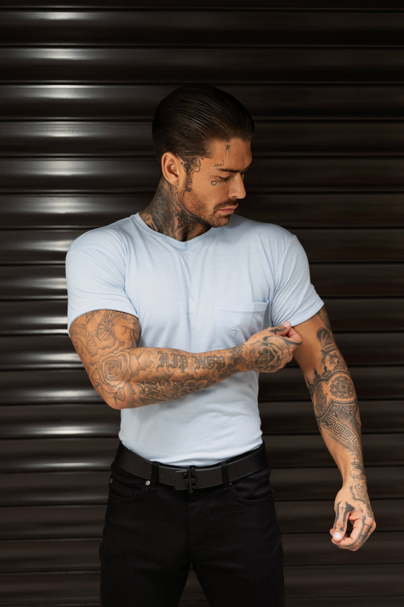Vater und Sohn – Puderblaues Bambus-T-Shirt mit Rundhalsausschnitt und Tasche, kurzärmlig – FSH1097