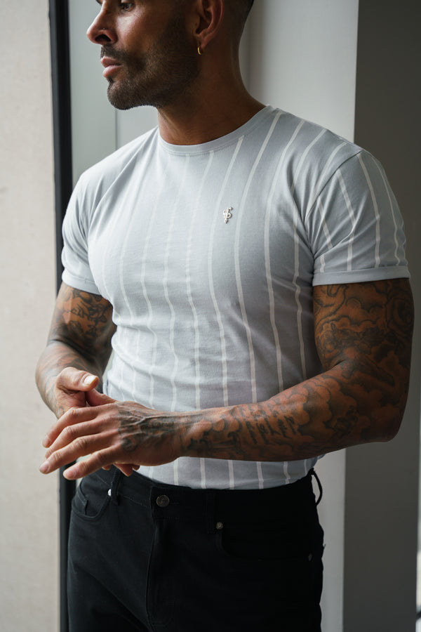 Tailliertes T-Shirt mit hellgrau/weiß gestreiftem Aufdruck „Vater und Söhne“ – FSH1172 (VORBESTELLUNG 16. MAI)