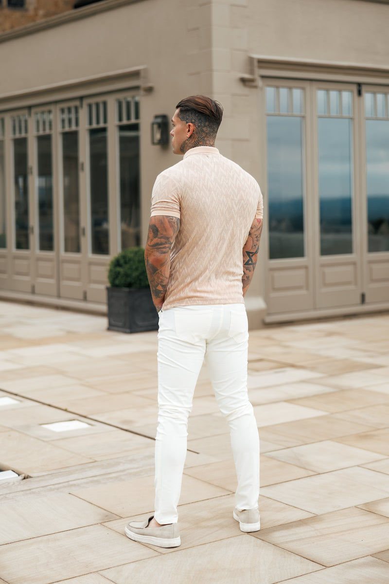 Klassisches Jacquard-Poloshirt mit Chevron-Muster und Reißverschluss in Beige von Father Sons – FSR023