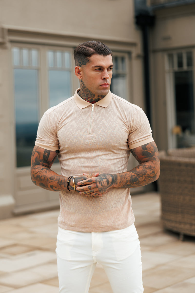 Klassisches Jacquard-Poloshirt mit Chevron-Muster und Reißverschluss in Beige von Father Sons – FSR023