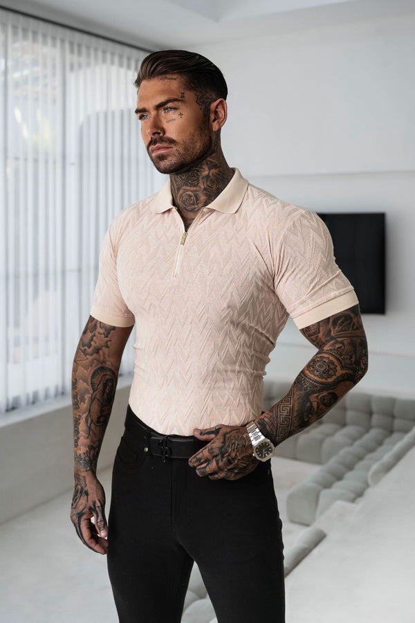 Klassisches Jacquard-Poloshirt mit Chevron-Muster und Reißverschluss in Beige von Father Sons – FSR023