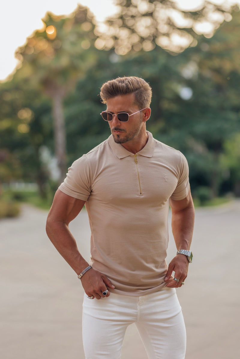 Father Sons klassisches Poloshirt mit Reißverschluss in Beige und Gold – FSH811