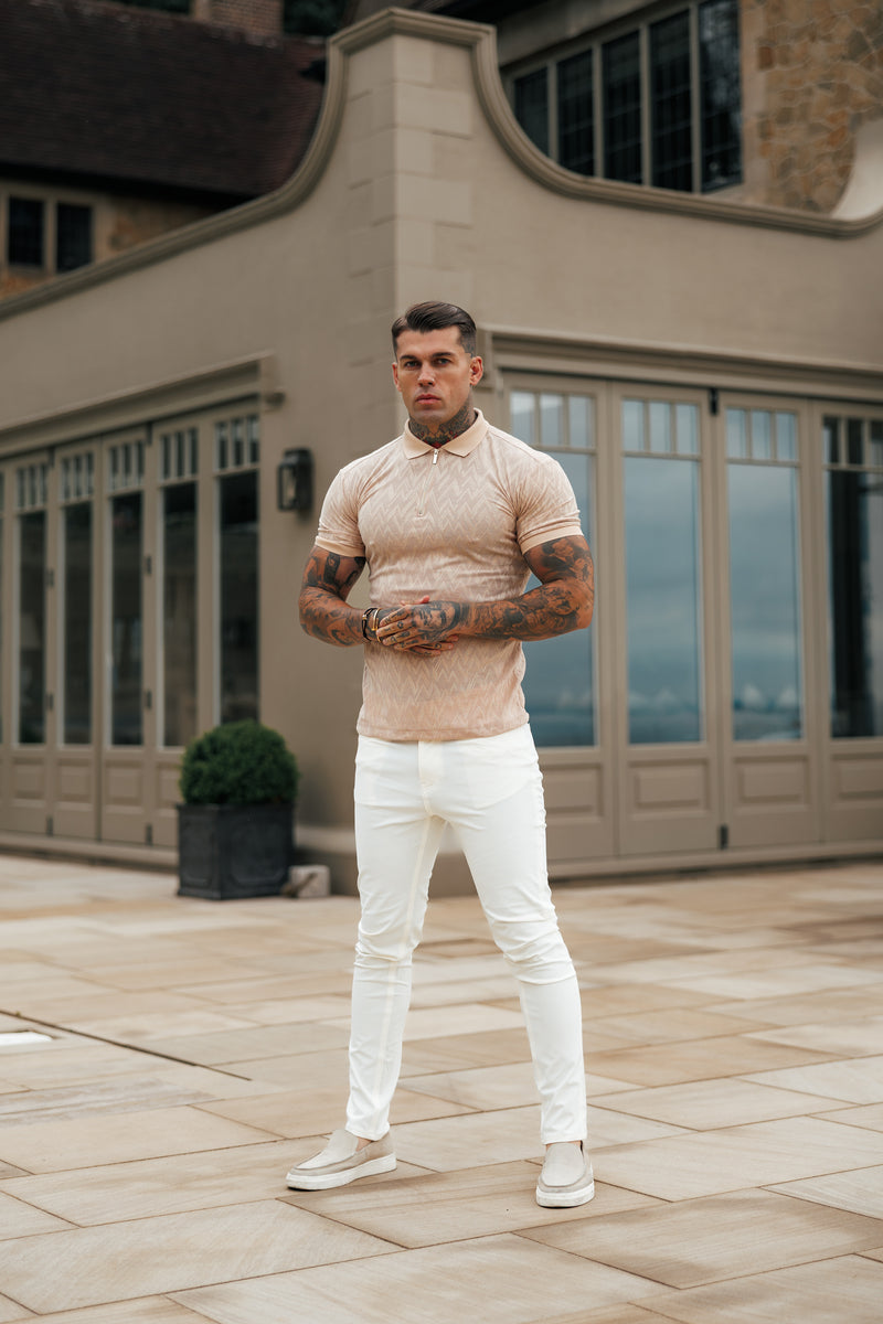 Klassisches Jacquard-Poloshirt mit Chevron-Muster und Reißverschluss in Beige von Father Sons – FSR023