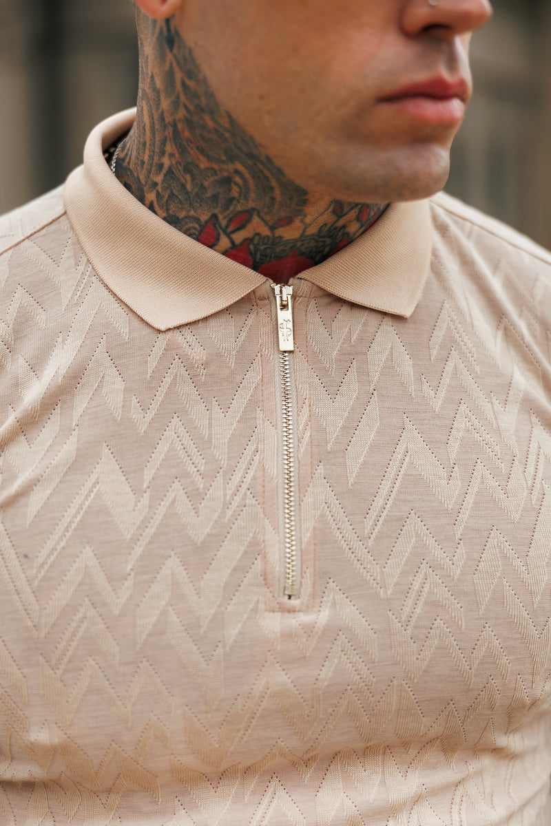 Klassisches Jacquard-Poloshirt mit Chevron-Muster und Reißverschluss in Beige von Father Sons – FSR023