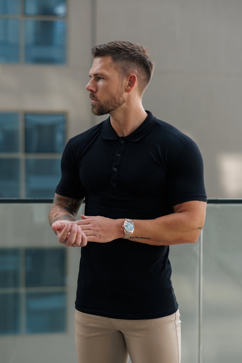Klassisches schwarzes Poloshirt von Father Sons mit farblich abgestimmten Knöpfen und Stickereien – FSH824