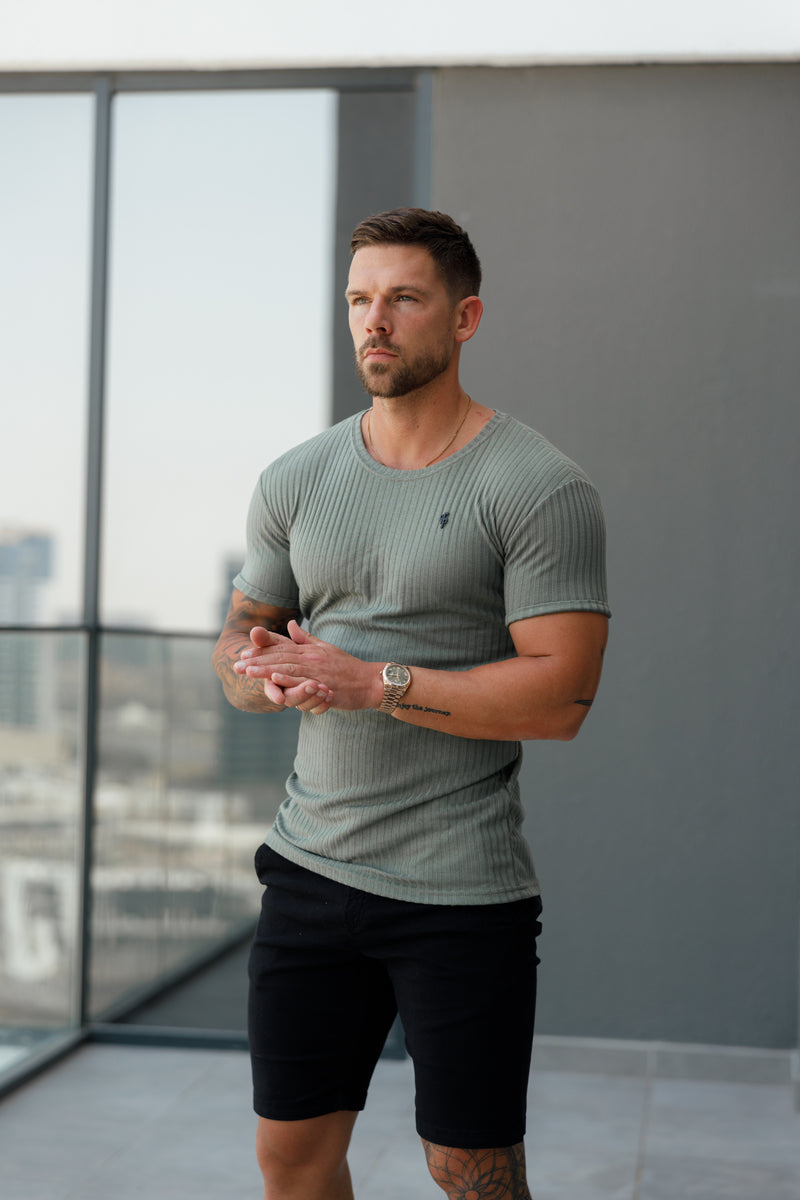 Father Sons Klassisches, oliv/schwarzes, superschlankes, kurzärmliges Rundhals-Strickshirt mit Rippenmuster – FSH1089
