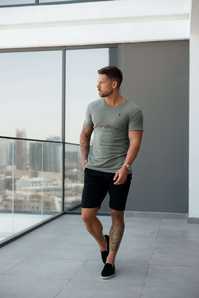 Father Sons Klassisches, oliv/schwarzes, superschlankes, kurzärmliges Rundhals-Strickshirt mit Rippenmuster – FSH1089
