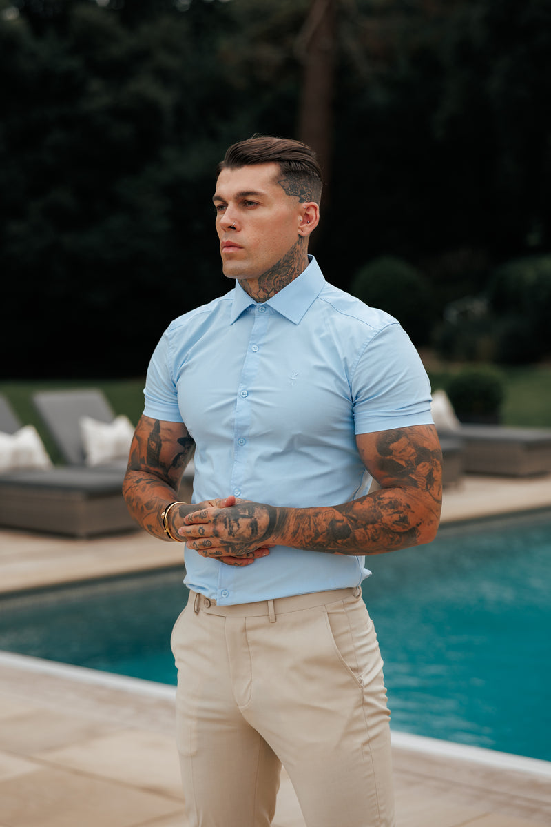 Vater-Söhne-Muscle-Fit-Shirt mit Advanced-Stretch, puderblau, kurzärmlig, mit Cutaway-Kragen – FS1162