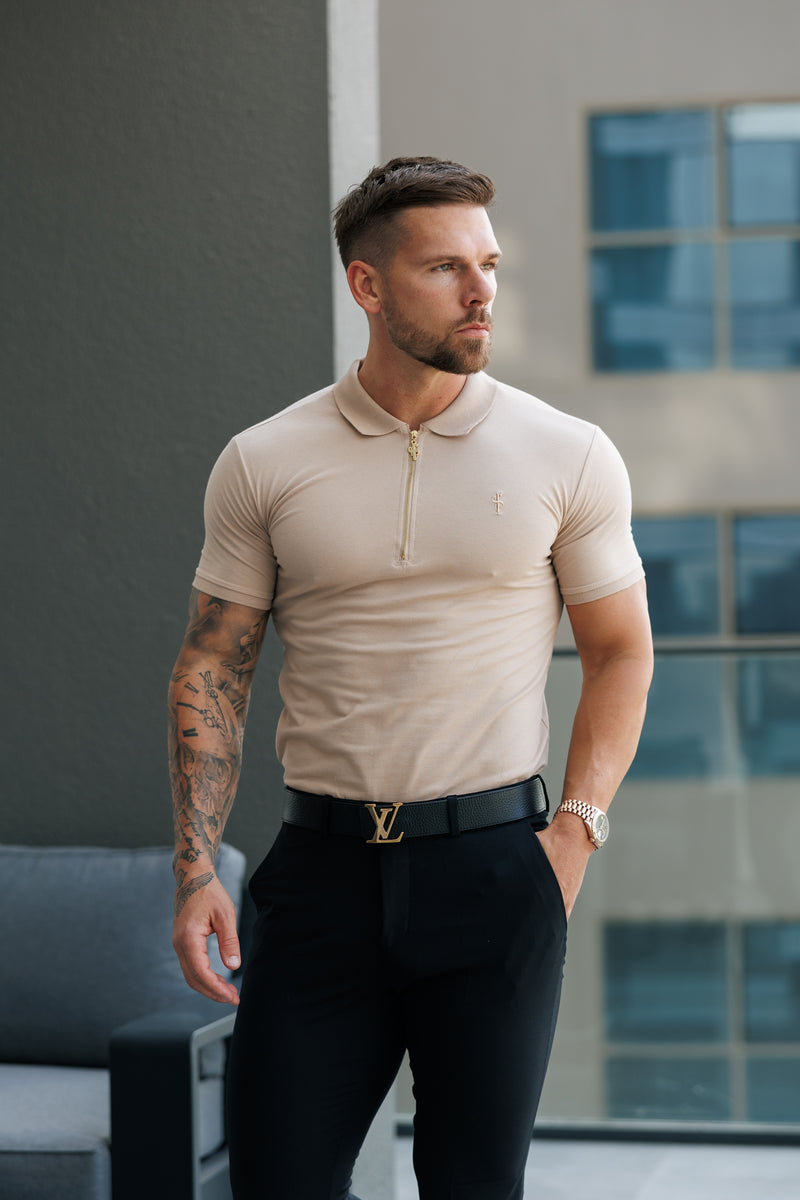 Father Sons klassisches Poloshirt mit Reißverschluss in Beige und Gold – FSH811