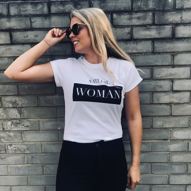 „NATURAL WOMAN“ WEISS – CT083 SLOGAN-T-SHIRT