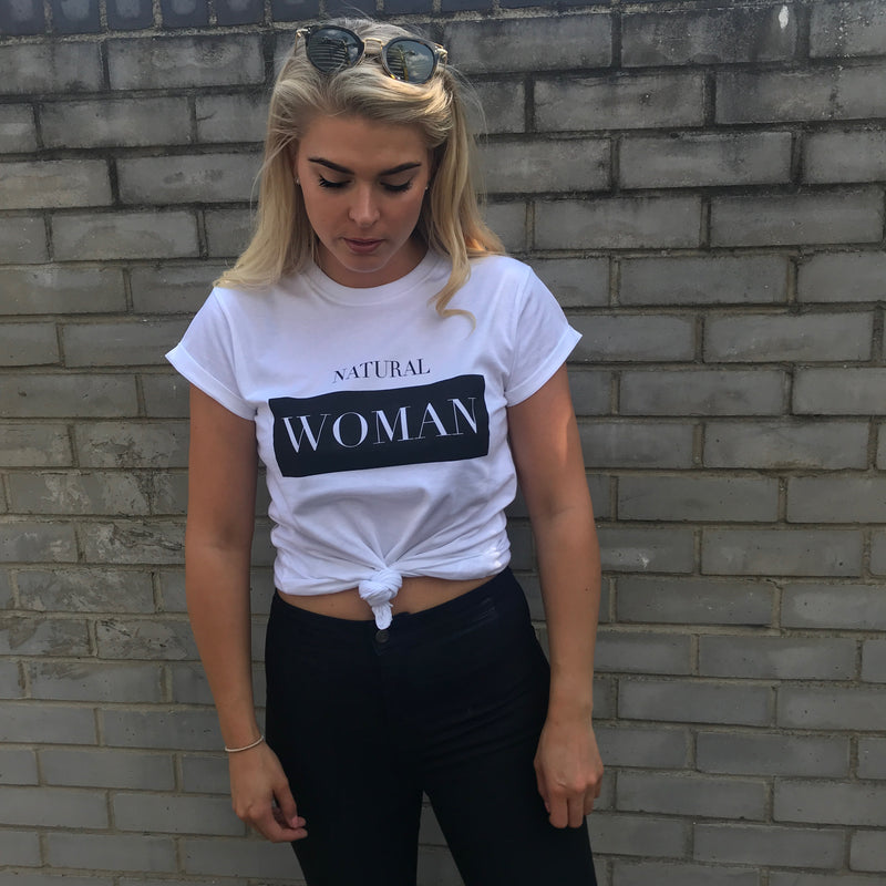 „NATURAL WOMAN“ WEISS – CT083 SLOGAN-T-SHIRT