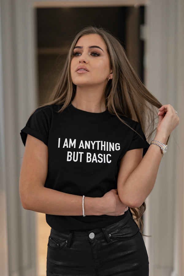 „ICH BIN ALLES ABER BASIC“ – CT099 SCHWARZES SLOGAN-T-SHIRT