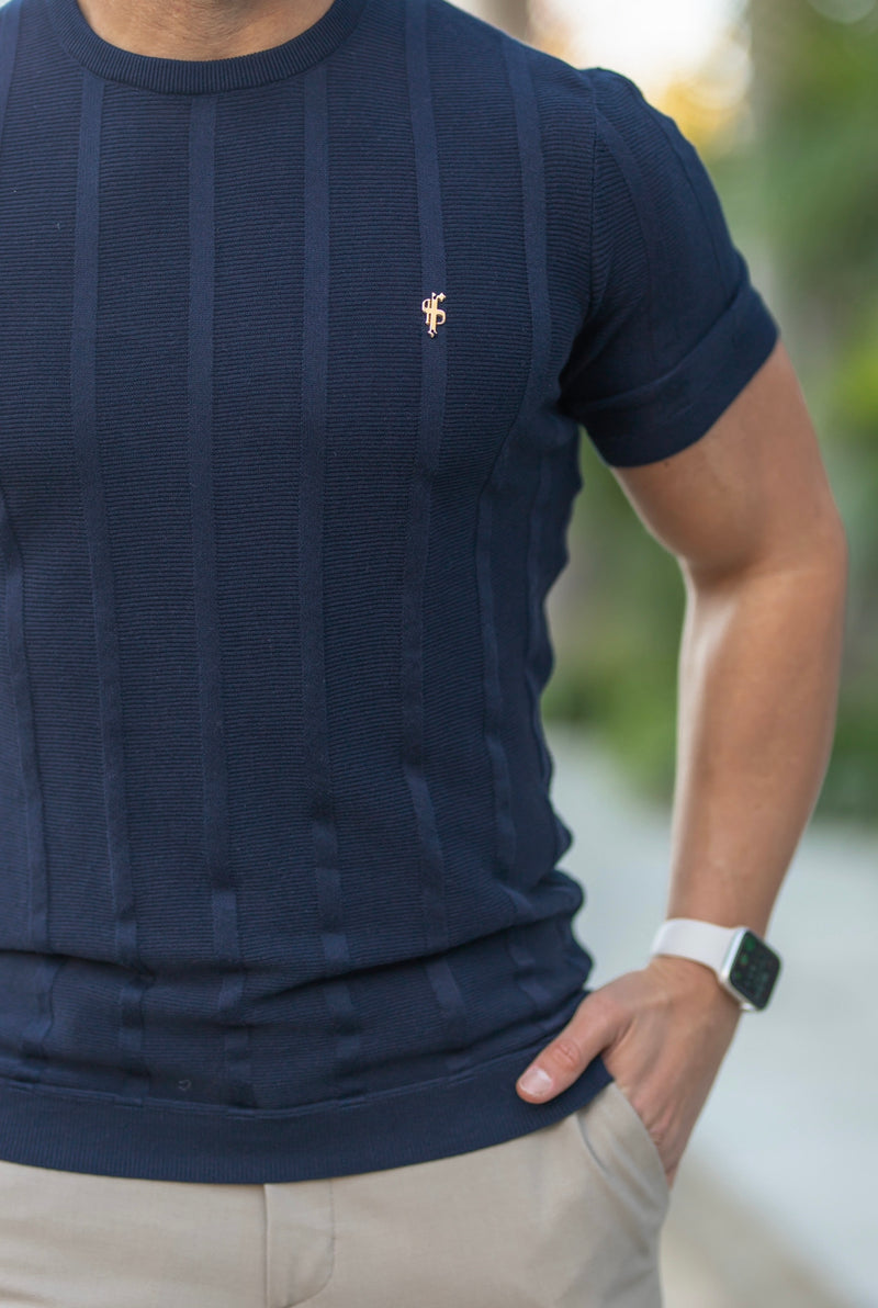 Father Sons klassisches kurzärmliges Marineblau gestricktes breites Ripp-Rundhalsshirt mit goldenem Emblem – FSH562