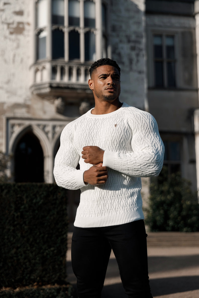 Cremefarbener gestrickter, länglicher Diamond Crew Super Slim Raglanpullover von Father Sons mit Metallaufkleber – FSN052