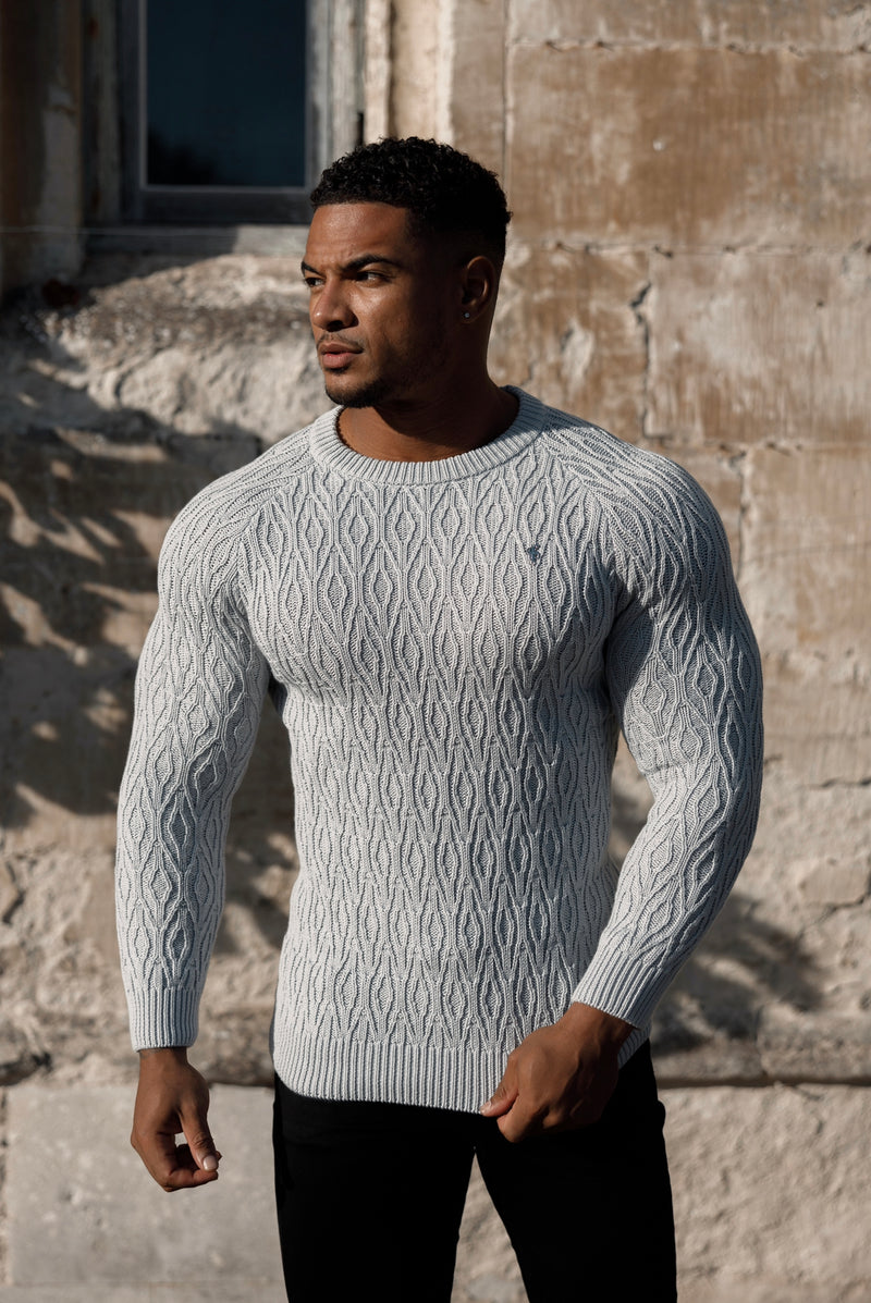 Father Sons Silbergrauer gestrickter, länglicher Diamond Crew Super Slim Raglanpullover mit Metallaufkleber – FSN053