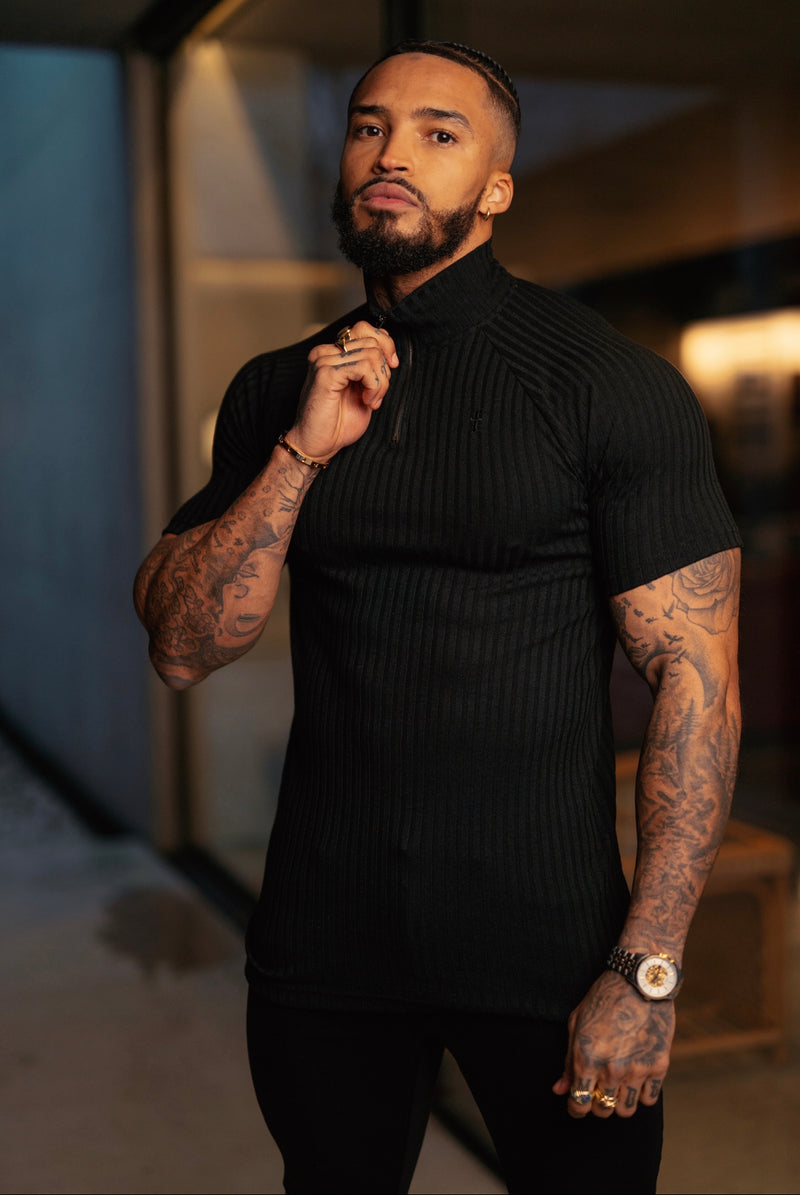 Klassisches schwarzes geripptes Raglan-Shirt mit Stehkragen und Reißverschluss, kurzärmligem Rundhalsausschnitt von Father Sons – FSH729 (VORBESTELLUNG 21. DEZEMBER)