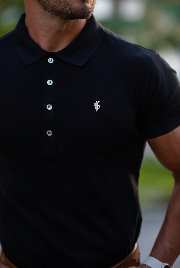 Klassisches schwarzes Poloshirt von Father Sons mit silbernem Metallemblem und Knöpfen – FSH459