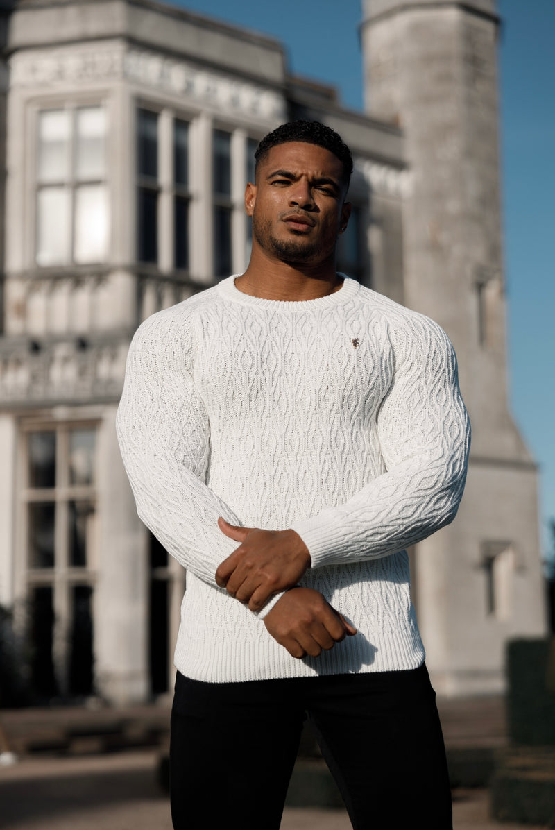 Cremefarbener gestrickter, länglicher Diamond Crew Super Slim Raglanpullover von Father Sons mit Metallaufkleber – FSN052