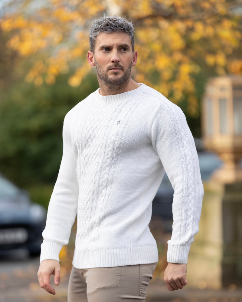 Father Sons Off White gestrickter Cable Saddle Crew Super Slim Pullover mit Metallaufkleber – FSN075