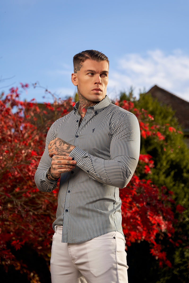 Father Sons Super Slim Stretch Langarmshirt mit Streifenmuster in Weiß / Marineblau und Button-Down-Kragen – FS918