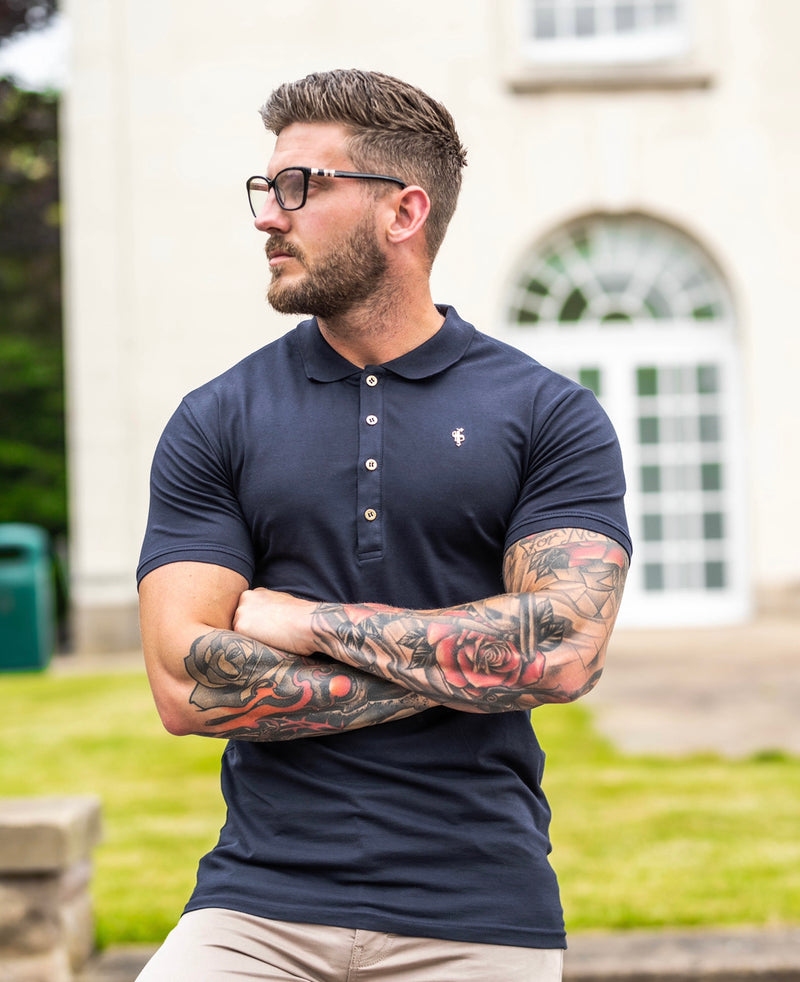 Klassisches marineblaues Poloshirt von Father Sons mit goldenem Metallemblem und Knöpfen – FSH462