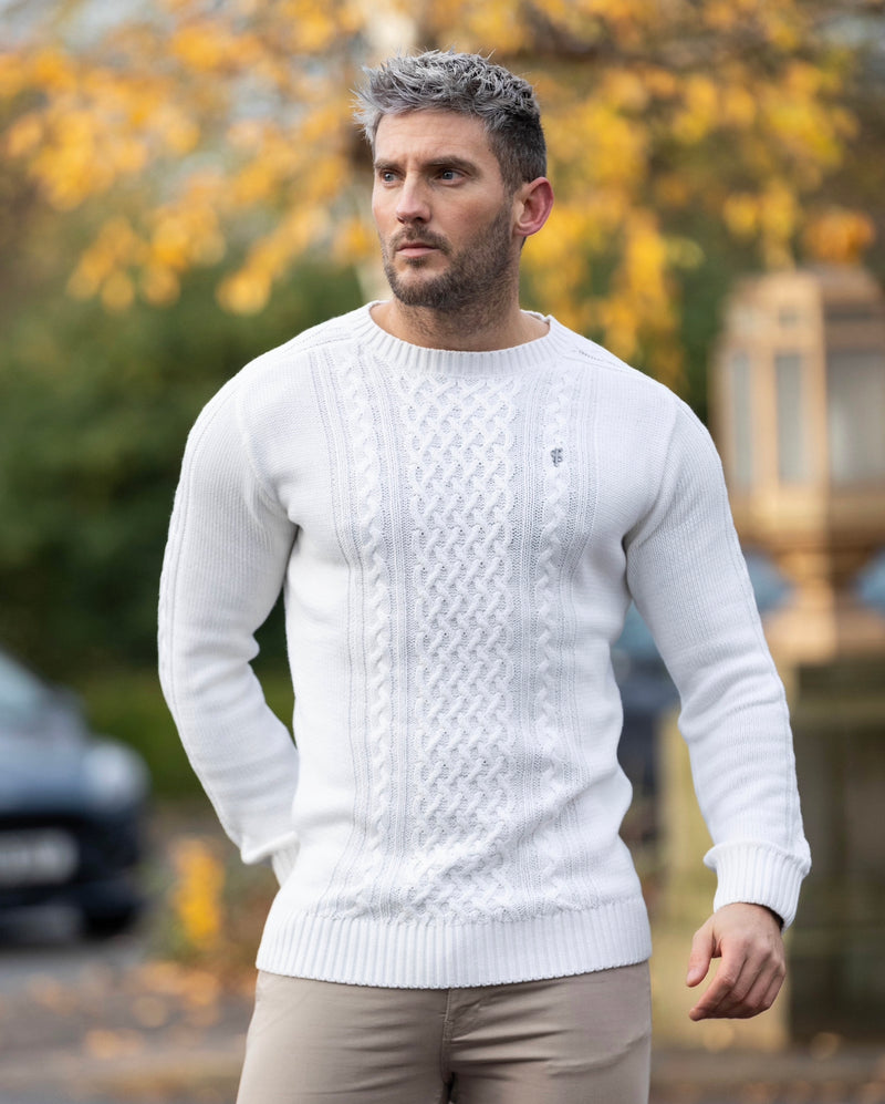 Father Sons Off White gestrickter Cable Saddle Crew Super Slim Pullover mit Metallaufkleber – FSN075