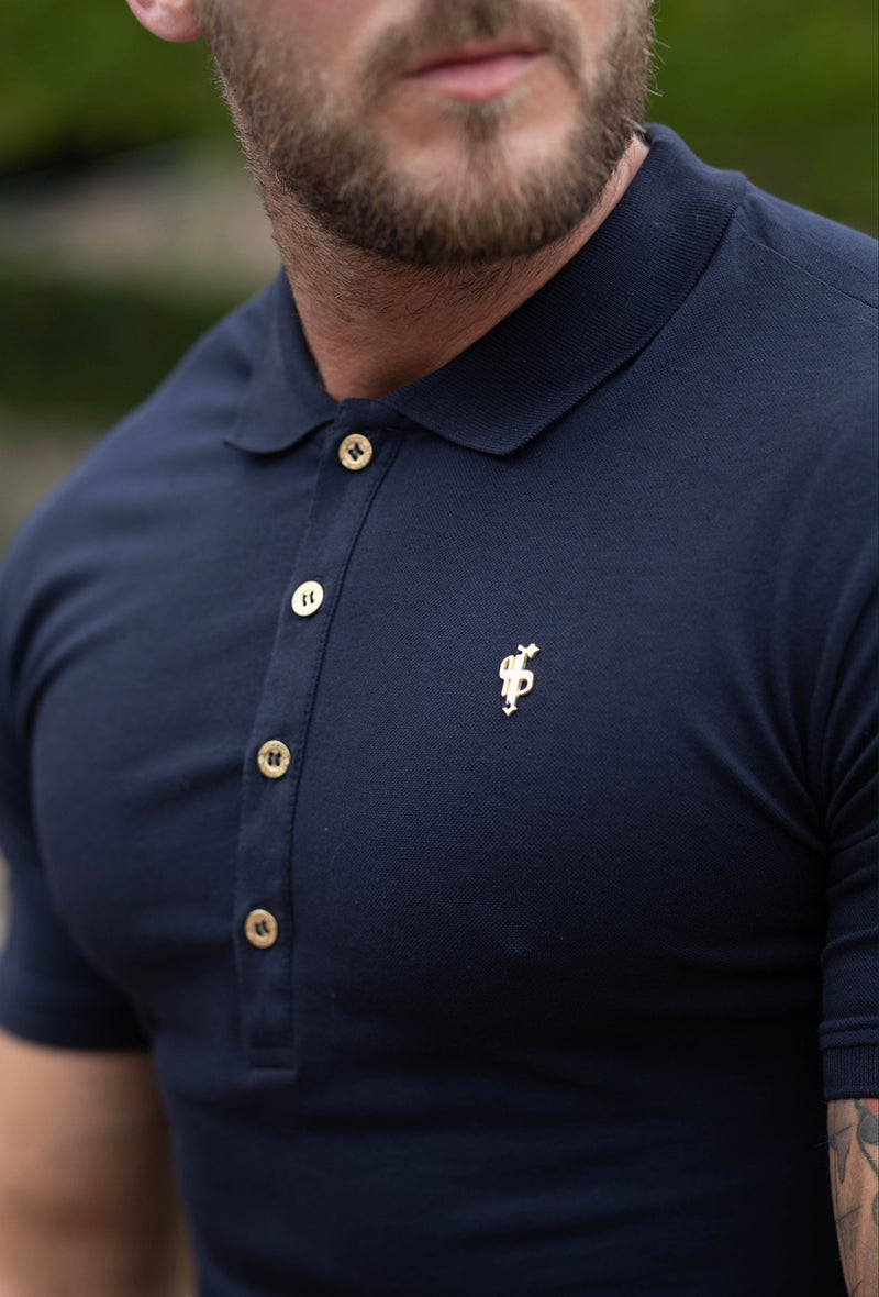 Klassisches marineblaues Poloshirt von Father Sons mit goldenem Metallemblem und Knöpfen – FSH462