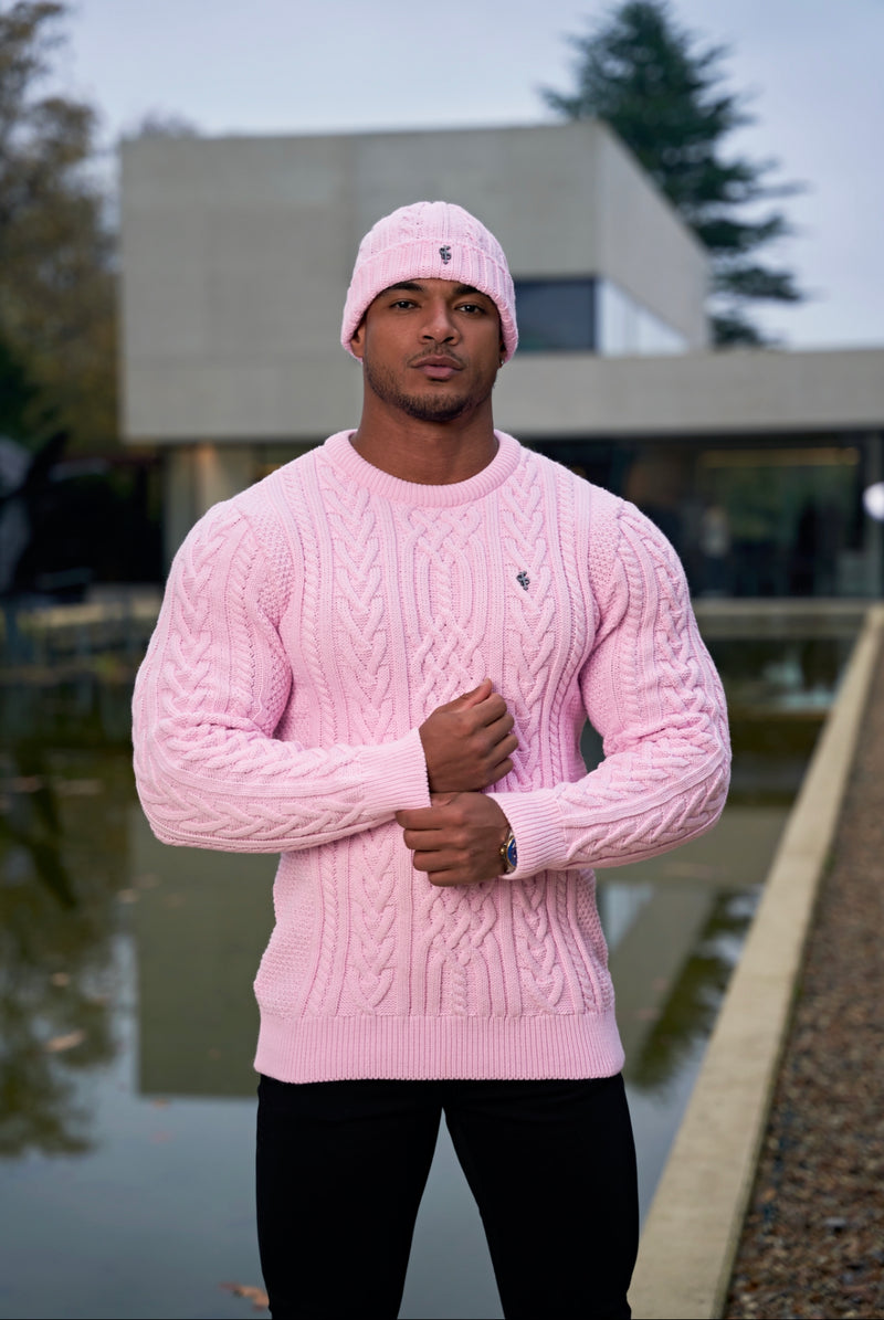 Superschlanker Pullover von Father Sons in leuchtendem Pink mit verdrehtem Zopfmuster und Gunmetal-Aufkleber – FSJ041