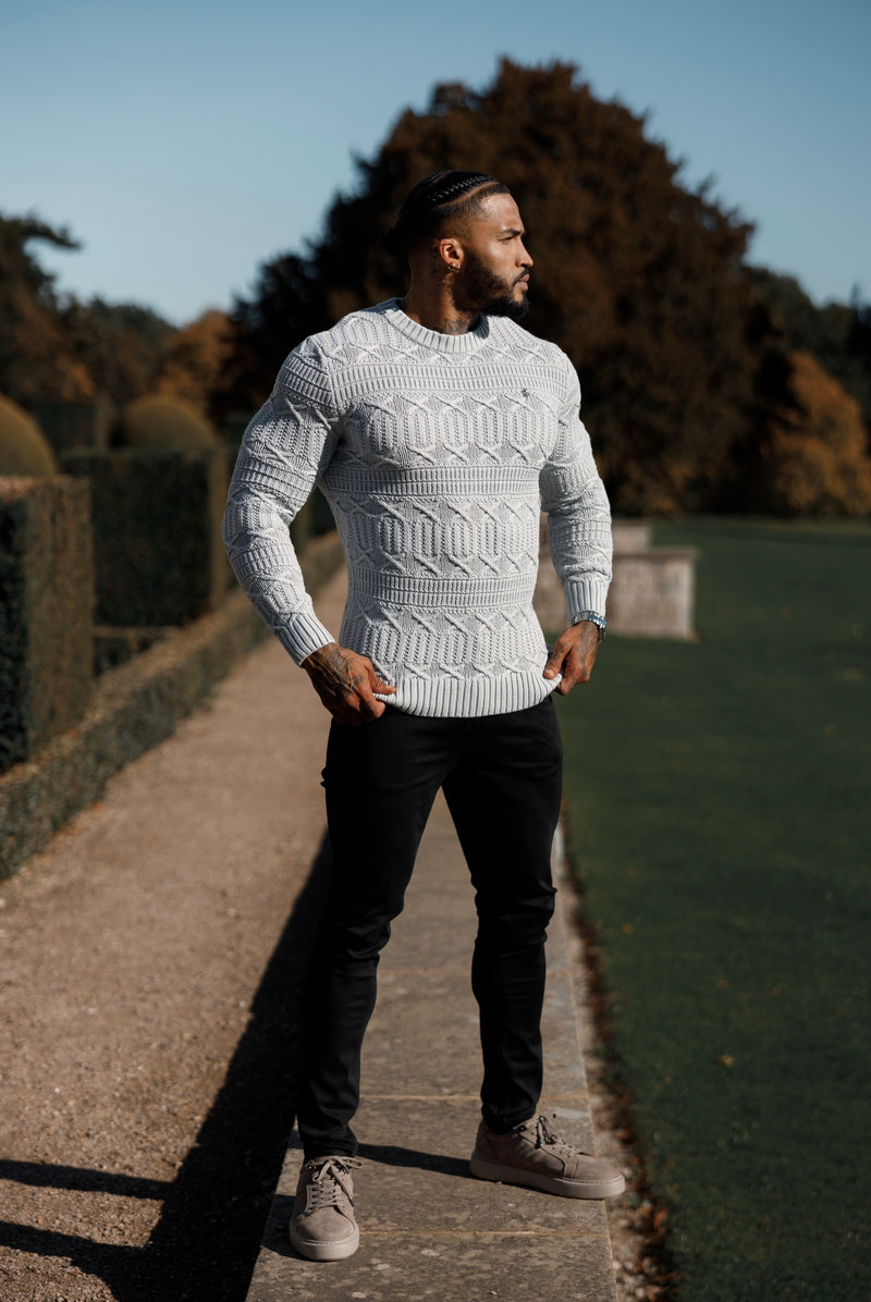Vater und Sohn – Grauer Strickpullover mit Zopfmuster und Rundhalsausschnitt, superschmal, mit Metallaufkleber – FSN072