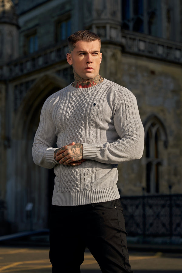 Grauer, gestrickter, superschlanker Pullover mit Zopfmuster und Metallaufkleber von Father Sons – FSN077