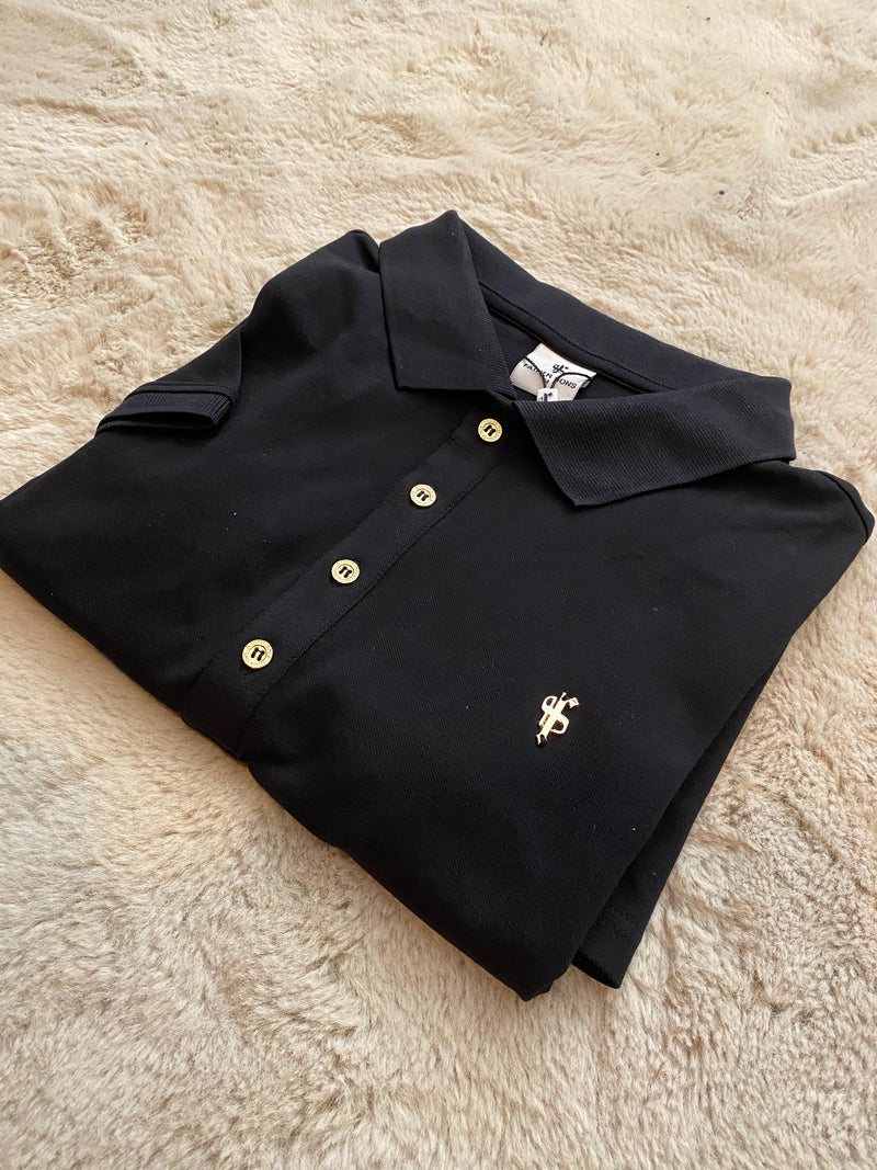 Klassisches schwarzes Poloshirt von Father Sons mit silbernem Metallemblem und Knöpfen – FSH459