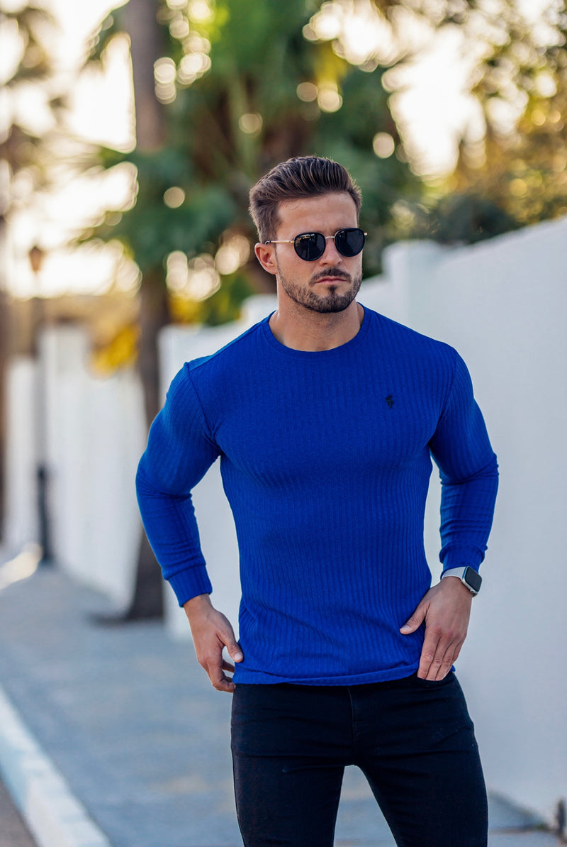 Klassischer gerippter Strickpullover von Father Sons in Königsblau mit schwarzem Metallemblem – FSH596