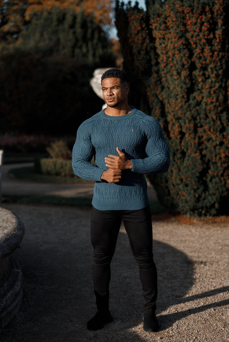 Father Sons Air Force Blue gestrickter, länglicher Diamond Crew Super Slim Raglanpullover mit Metallaufkleber – FSN046